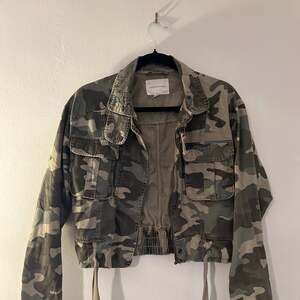 Aeropostale Women's Camouflage Cropped Utility Cargo Jacket